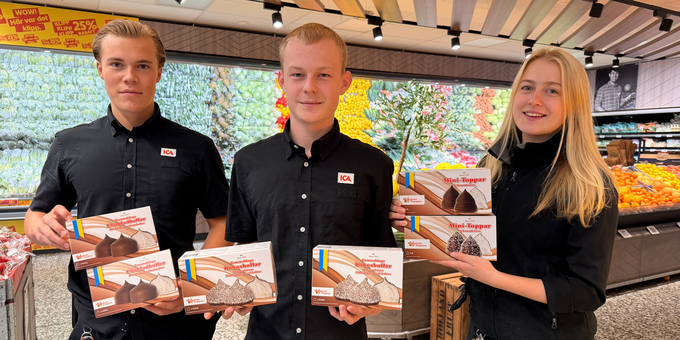 Butikspersonal visar Herrgårdstoppens produkter i en dagligvarubutik